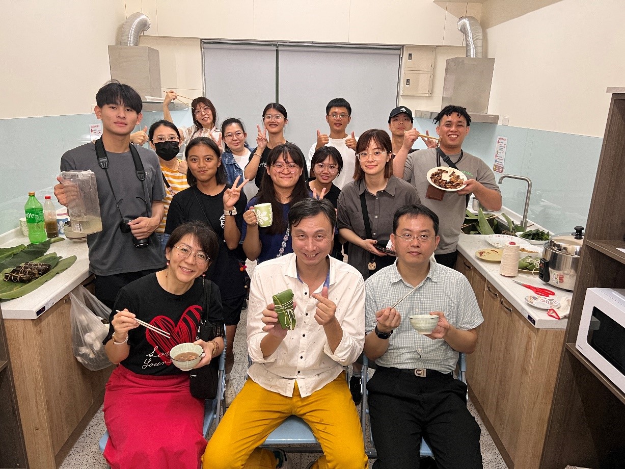 本校首間簡易廚房「廚嚐室」在學生引頸期盼下，揭牌儀式圓滿成功！