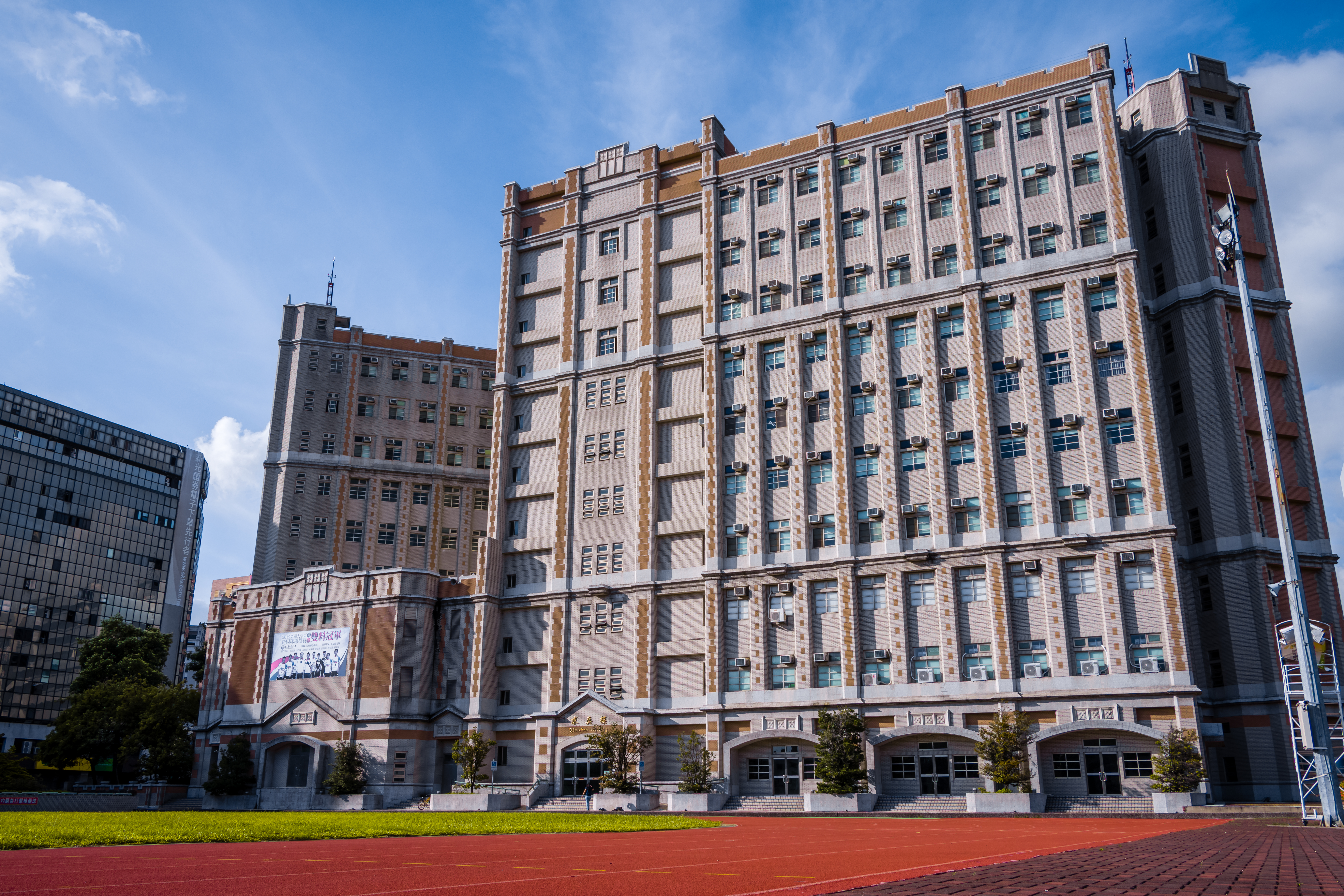 本校人事室徵聘計畫專任助理一名