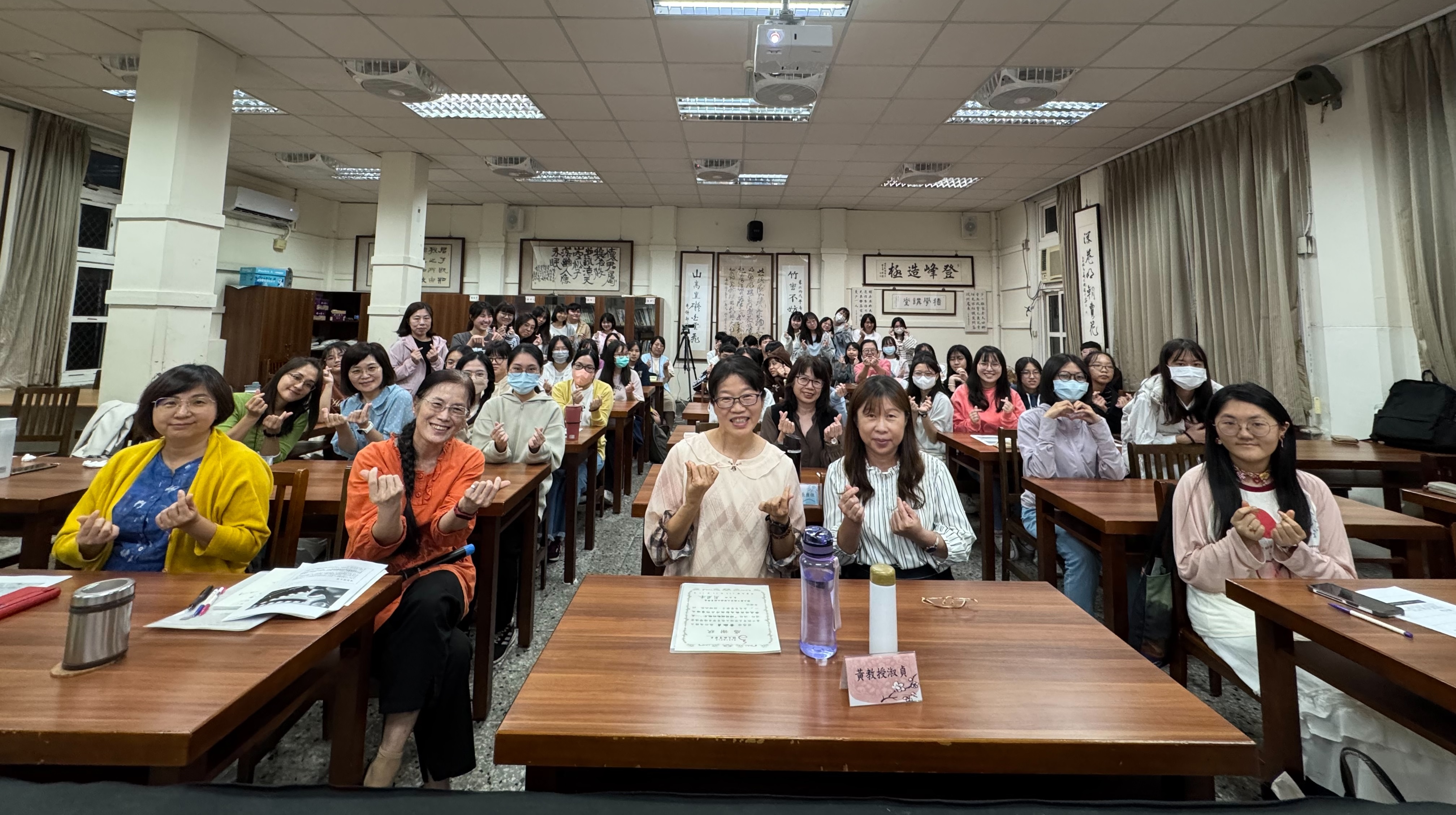 The Ninth Session of Jixue Lecture Series of the Department of Language and Literacy Education of NTCU invited Professor Shu-Chen Huang as the guest speaker and it was successfully completed